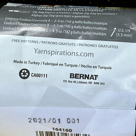 Bernat Premium Yarn in Black and Gold metallic tone - Picture 6 of 14